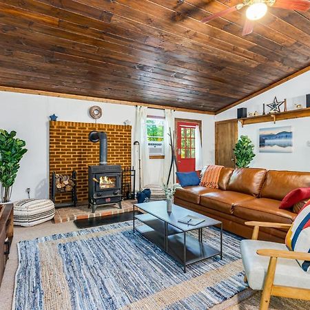 Secluded W Hot Tub, Fire Pit, Deck & Updated Wifi Great Cacapon Dış mekan fotoğraf