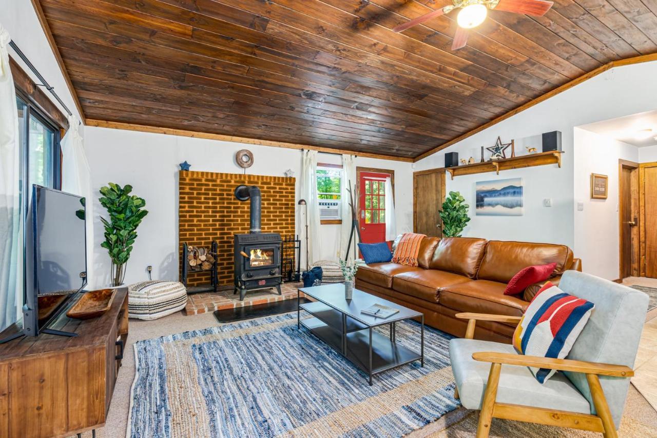 Secluded W Hot Tub, Fire Pit, Deck & Updated Wifi Great Cacapon Dış mekan fotoğraf