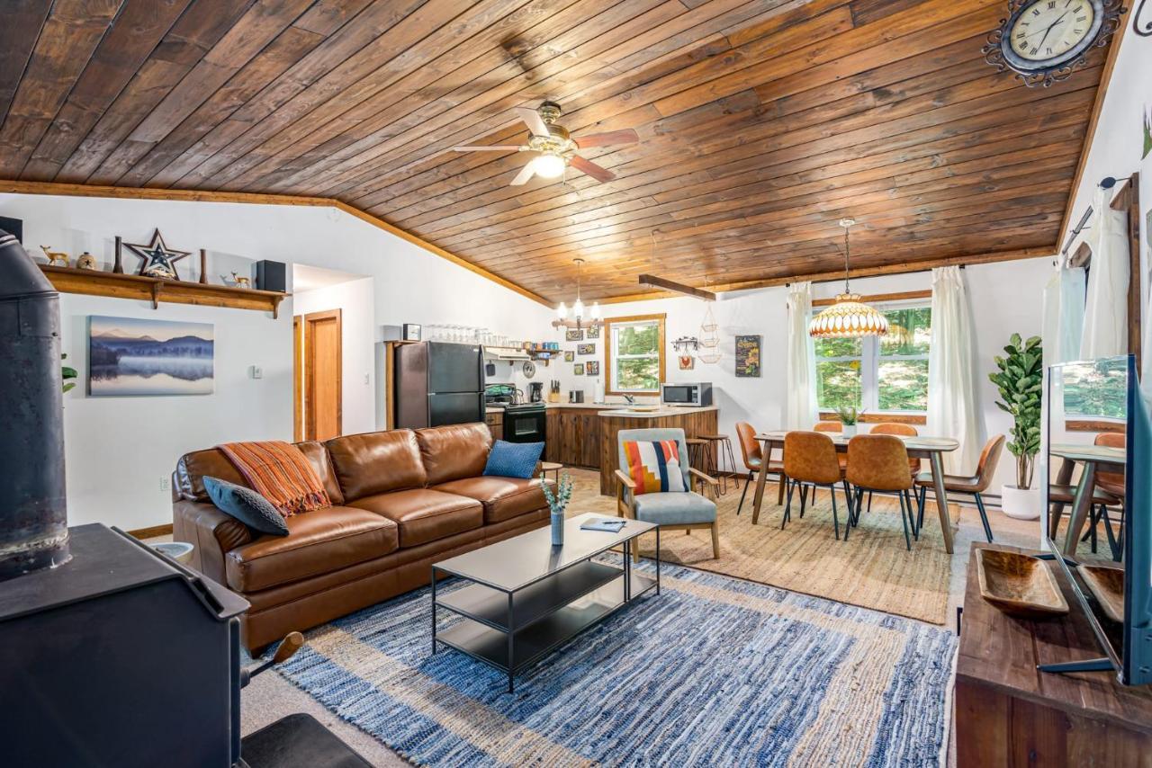 Secluded W Hot Tub, Fire Pit, Deck & Updated Wifi Great Cacapon Dış mekan fotoğraf