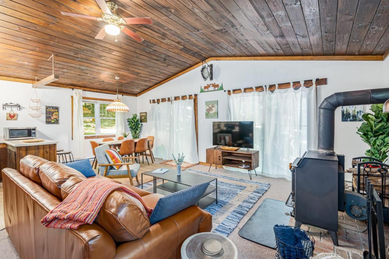 Secluded W Hot Tub, Fire Pit, Deck & Updated Wifi Great Cacapon Dış mekan fotoğraf