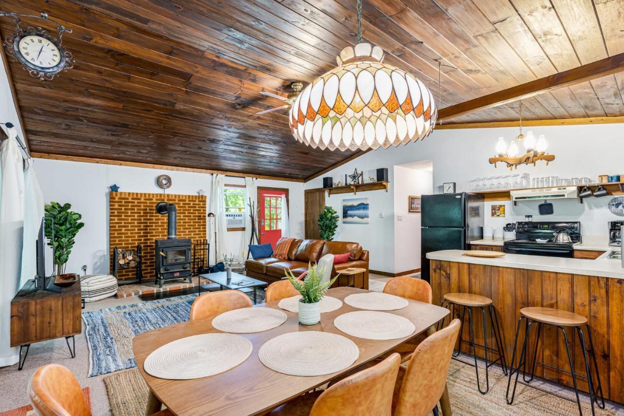 Secluded W Hot Tub, Fire Pit, Deck & Updated Wifi Great Cacapon Dış mekan fotoğraf