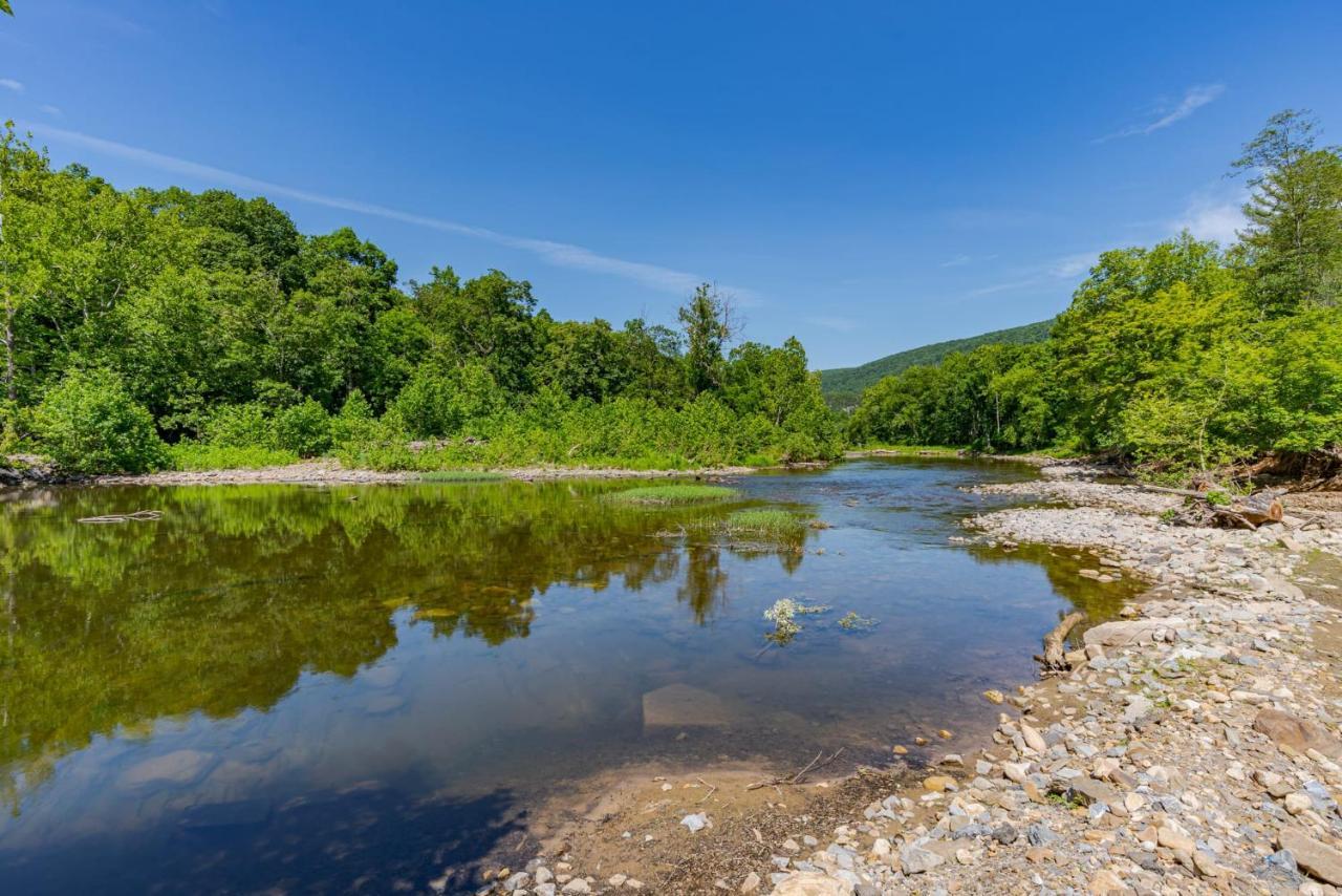 Secluded W Hot Tub, Fire Pit, Deck & Updated Wifi Great Cacapon Dış mekan fotoğraf