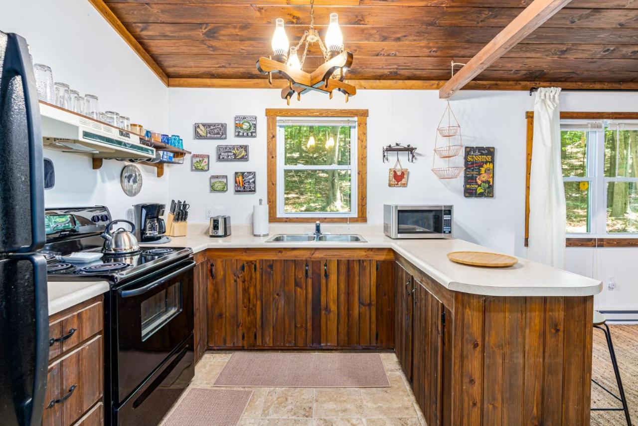 Secluded W Hot Tub, Fire Pit, Deck & Updated Wifi Great Cacapon Dış mekan fotoğraf