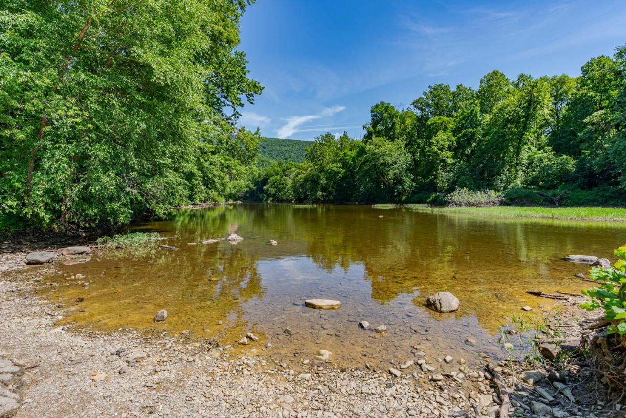Secluded W Hot Tub, Fire Pit, Deck & Updated Wifi Great Cacapon Dış mekan fotoğraf