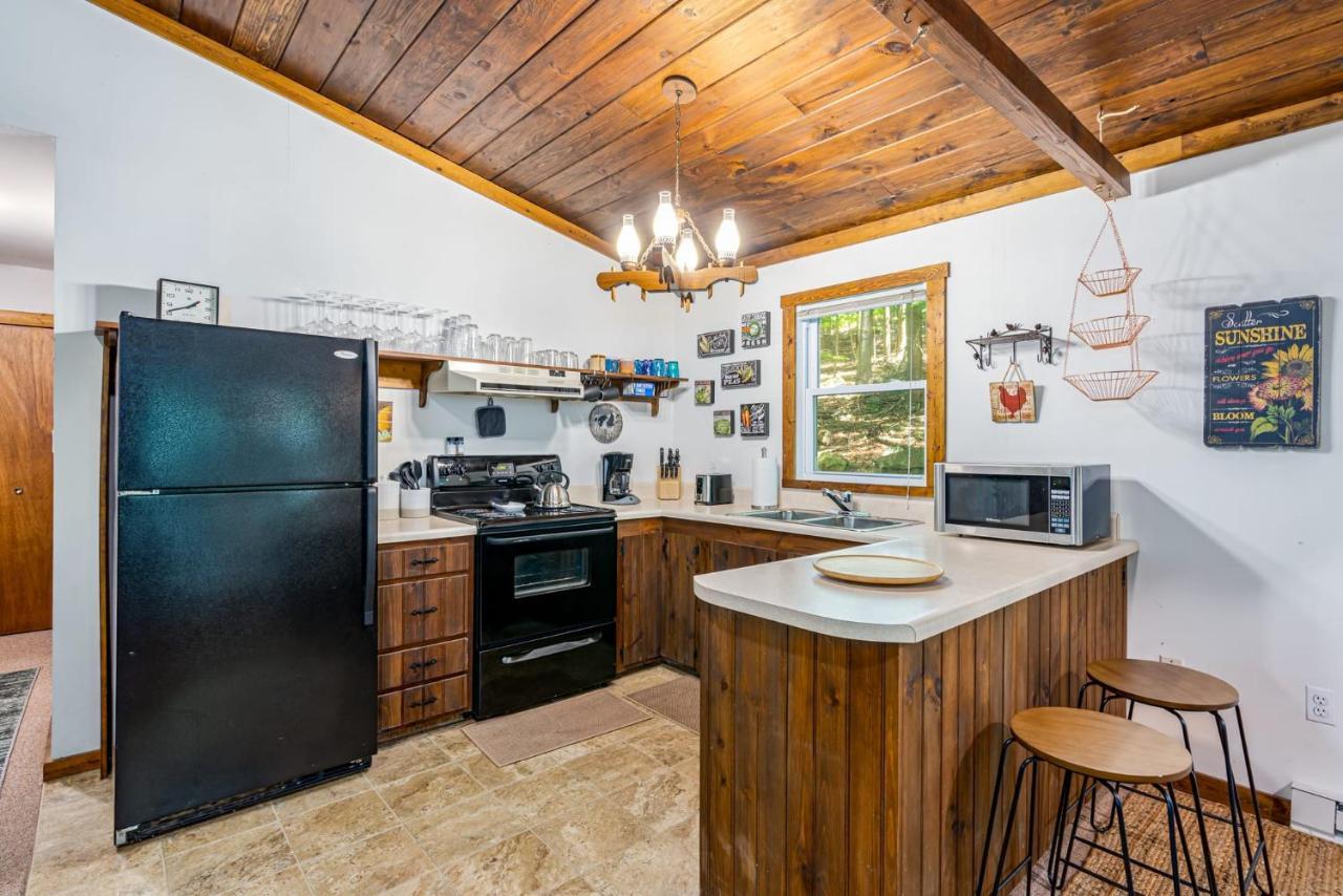 Secluded W Hot Tub, Fire Pit, Deck & Updated Wifi Great Cacapon Dış mekan fotoğraf