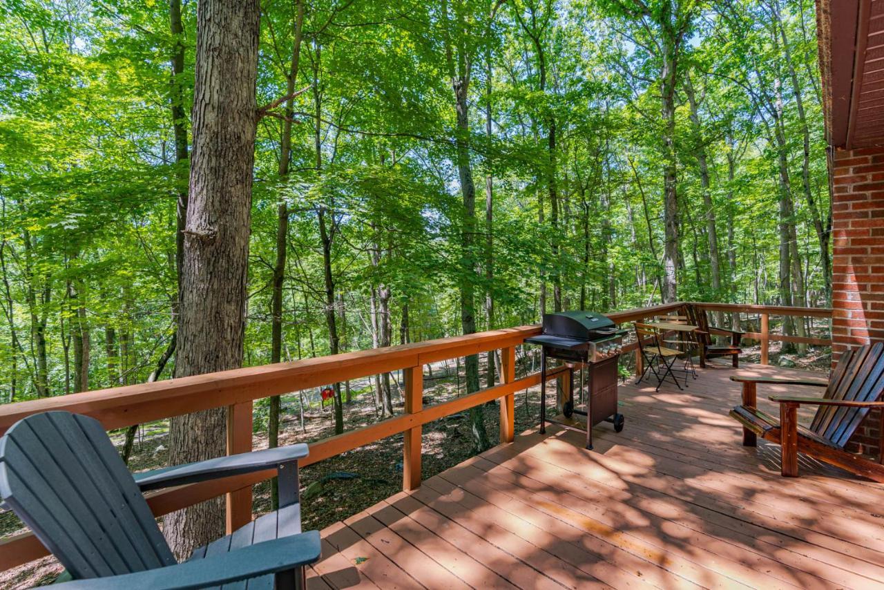 Secluded W Hot Tub, Fire Pit, Deck & Updated Wifi Great Cacapon Dış mekan fotoğraf