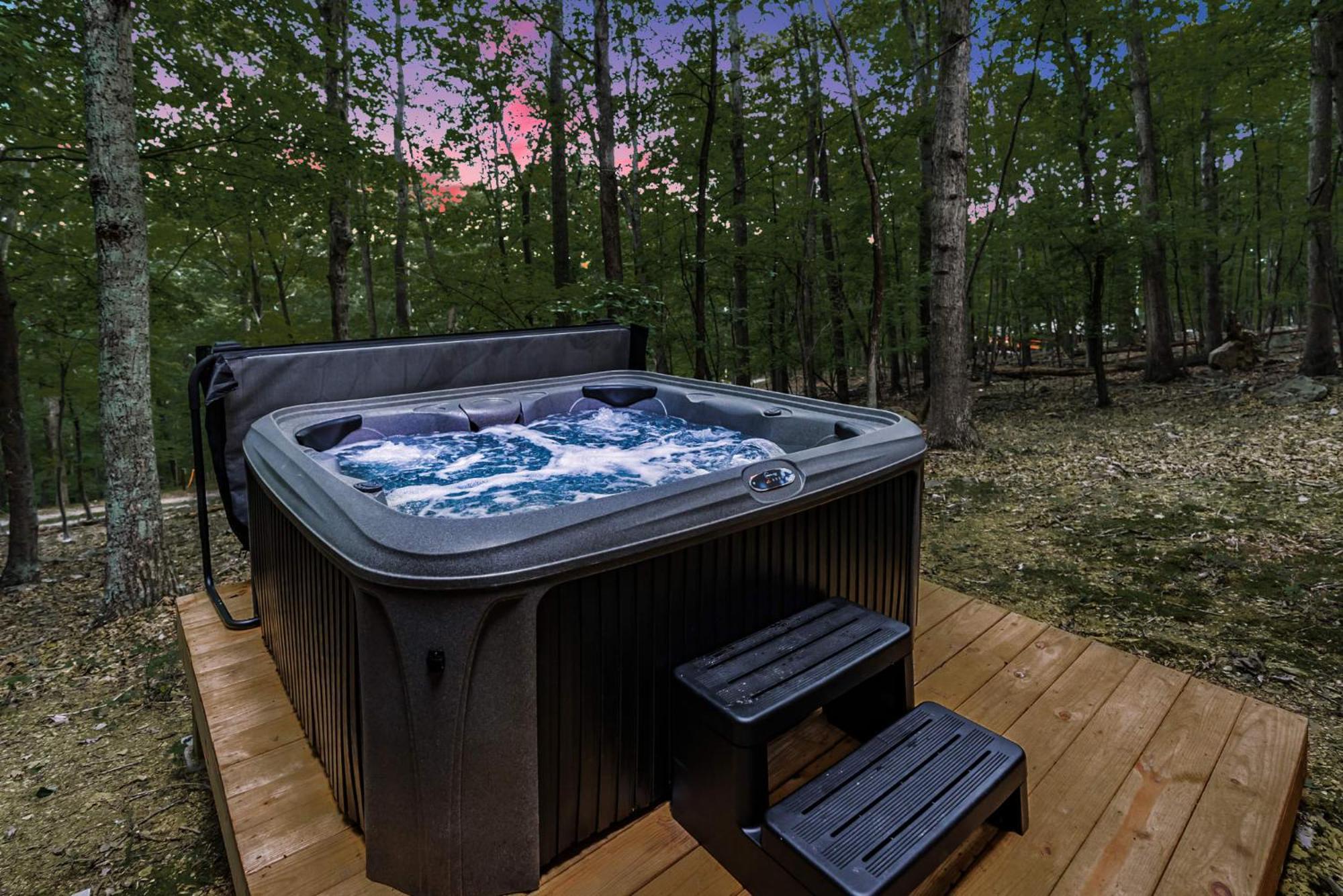 Secluded W Hot Tub, Fire Pit, Deck & Updated Wifi Great Cacapon Dış mekan fotoğraf