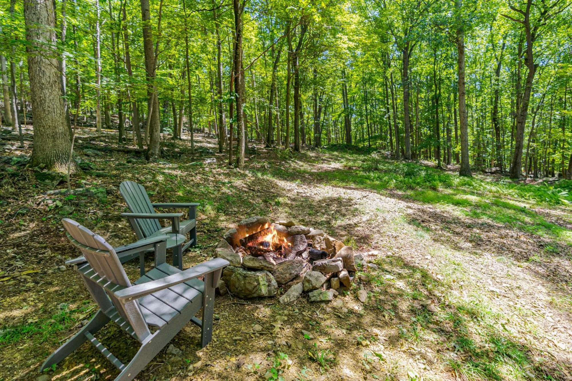 Secluded W Hot Tub, Fire Pit, Deck & Updated Wifi Great Cacapon Dış mekan fotoğraf