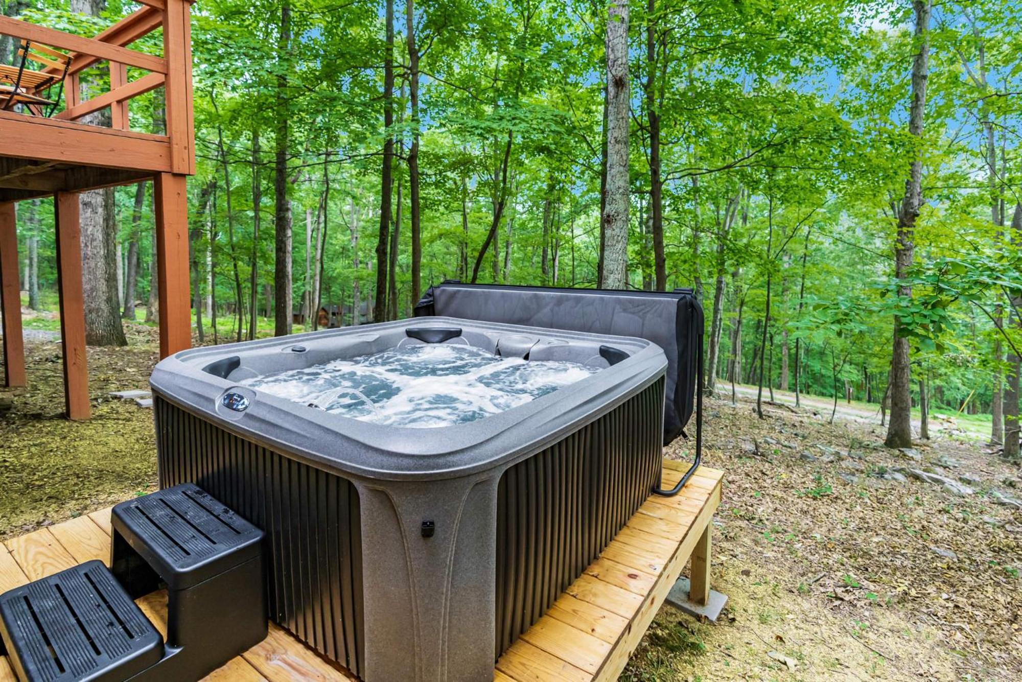 Secluded W Hot Tub, Fire Pit, Deck & Updated Wifi Great Cacapon Dış mekan fotoğraf